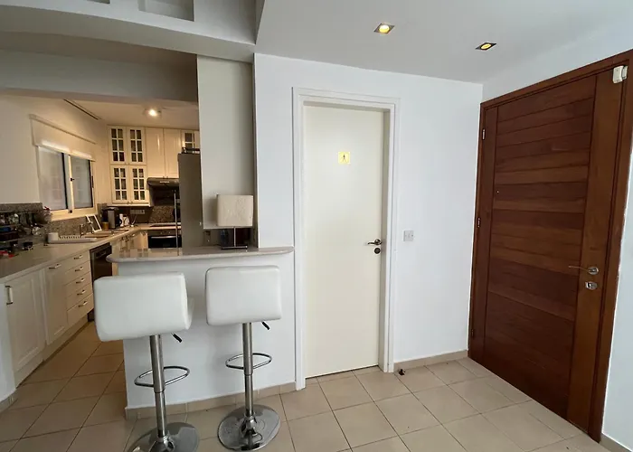 Lachi Marina #17 * Polis